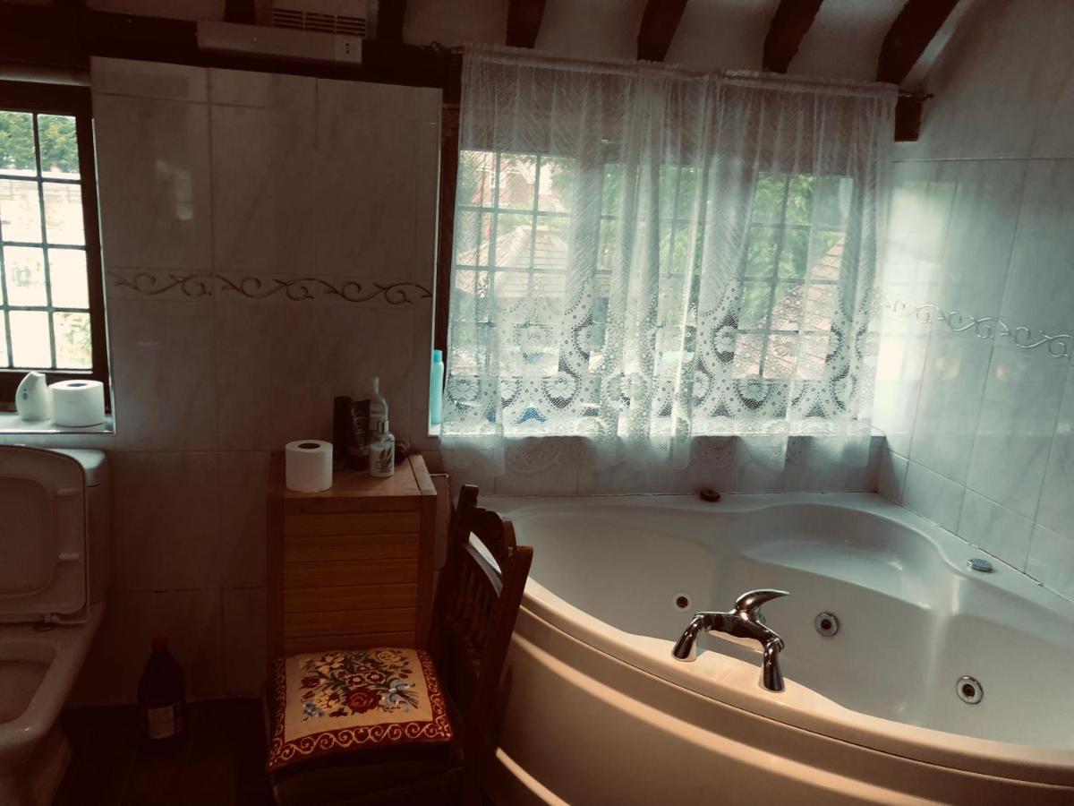 Tudor House - Double Room - Shared Bathroom Goff's Oak Exterior foto